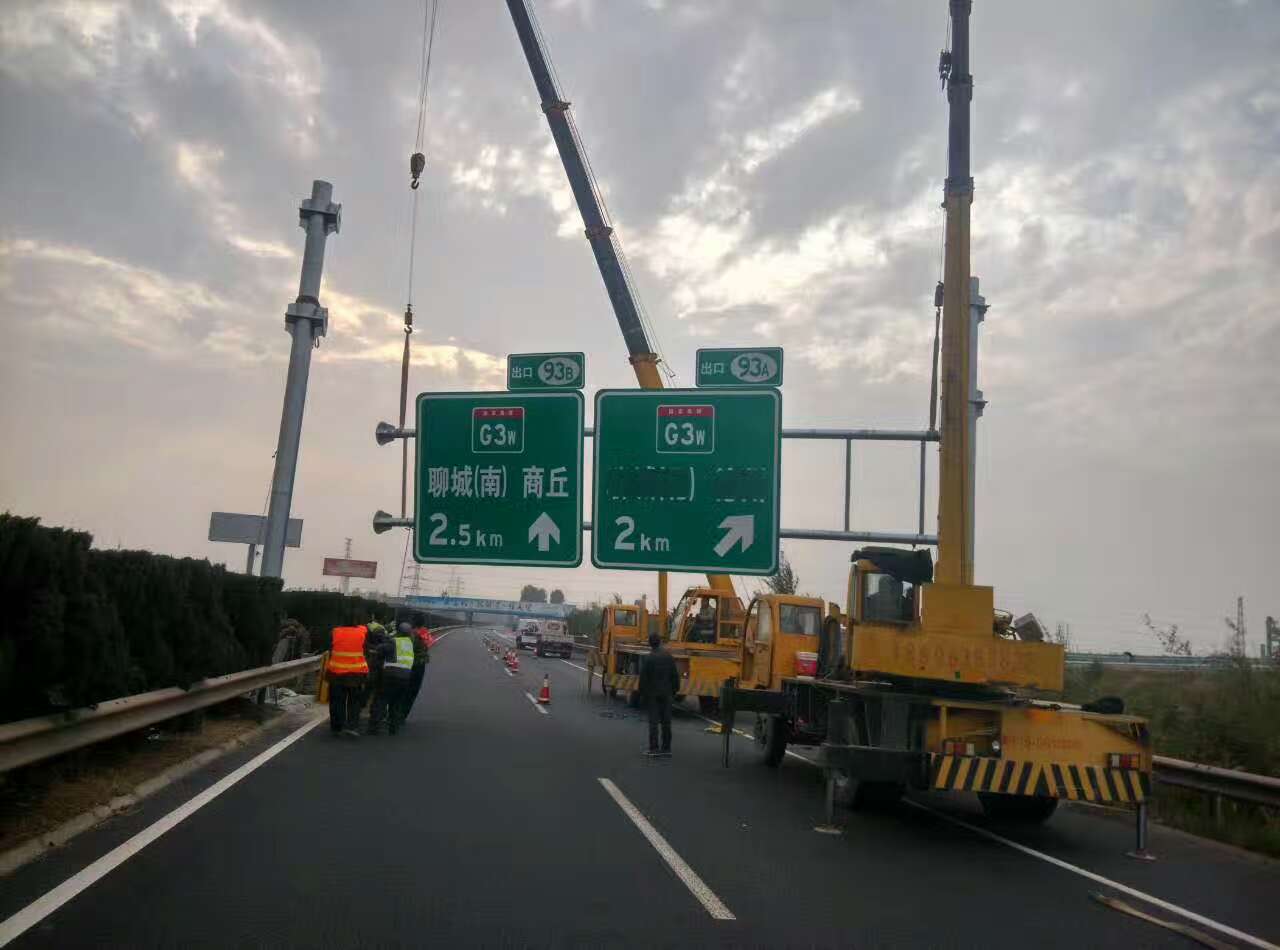 巴音郭楞巴音郭楞高速公路标志牌施工案例