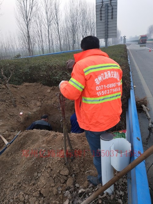 巴音郭楞巴音郭楞高速公路标志牌施工案例